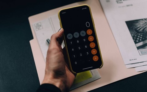 Ilustrasi Contoh Soal Disposable Income  Sumber Unsplash/Kelly Sikkema