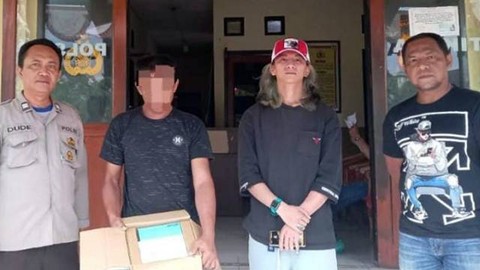 Kurir jasa pengiriman yang mencuri isi paket (wajah diblur) saat ditangkap pihak kepolisian. 