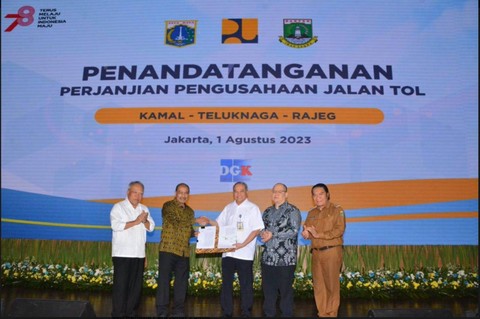 Penandatanganan perjanjian pengusahaan Jalan Tol Kamal-Teluk Naga-Rajeg. Dok: BPJT