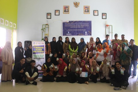 Tim dosen dan peserta Pengabdian Kepada Masyarakat tentang Biofertilizer dan Biopestisida. Foto: Dok. Istimewa