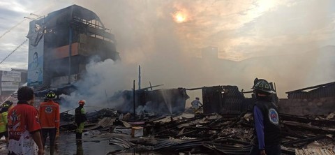 Kebakaran hanguskan 20 ruko di Sungai Pinyuh Mempawah. Foto: Muhammad Zain/Hi!Pontianak