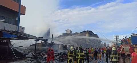 Kebakaran di Sunyai Pinyuh yang menghanguskan lebih dari 20 ruko. Foto: M.Zain/Hi!Pontianak