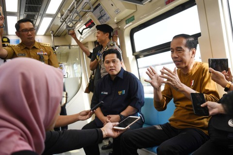 Presiden Joko Widodo (kanan) didampingi Menteri BUMN Erick Thohir (kedua kanan) berbincang dengan sejumlah wartawan saat naik LRT Jabodebek di Jakarta, Kamis (3/8/2023). Foto: Akbar Nugroho Gumay/ANTARA FOTO