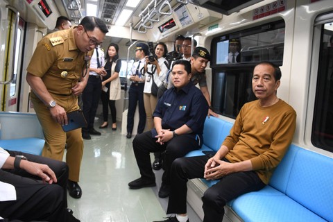 Presiden Joko Widodo (kanan) didampingi Menteri BUMN Erick Thohir (tengah), dan Gubernur Jawa Barat Ridwan Kamil (kiri) menaiki LRT Jabodebek di Jakarta, Kamis (3/8/2023). Foto: Akbar Nugroho Gumay/ANTARA FOTO