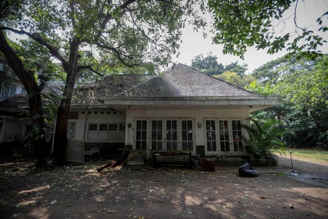 Suasana halaman rumah bagian sisi barat kediaman Guruh Soekarnoputra yang akan dieksekusi PN Jaksel, di Kawasan Kebayoran Baru, Jakarta Selatan, Kamis (3/8/2023). Foto: Jamal Ramadhan/kumparan