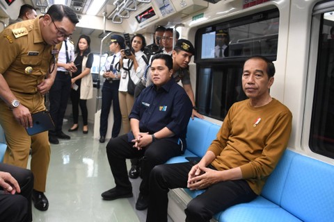 Presiden Joko Widodo (kanan) didampingi Menteri BUMN Erick Thohir (tengah), dan Gubernur Jawa Barat Ridwan Kamil (kiri) menaiki LRT Jabodebek di Jakarta, Kamis (3/8/2023). Foto: Akbar Nugroho Gumay/ANTARA FOTO