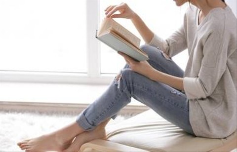 Menghabiskan waktu dengan buku dapat membawa ilmu lebih banyak ketimbang berjam-jam berkutat dengan hiburan singkat di media sosial. (Sumber: Shutterstock)