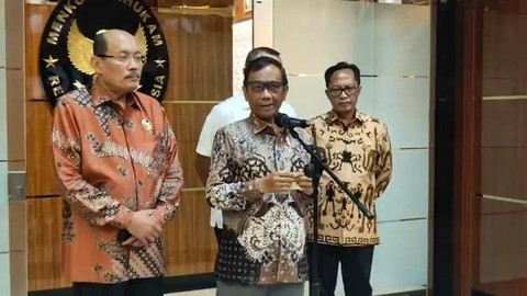 Menko Polhukam Mahfud MD dalam konferensi pers di Kantor Kemenko Polhukam, Jakarta Pusat, Kamis (3/8/2023).  Foto: Zamachsyari/kumparan