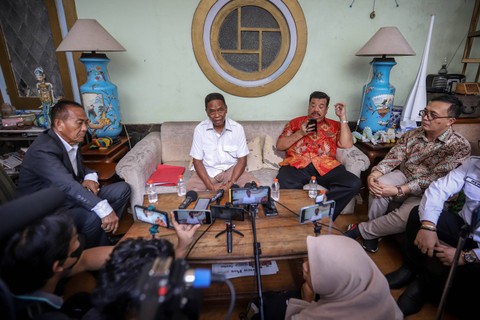 Kuasa Hukum Guruh Soekarnoputra, Simeon Petrus saat diwawancarai wartawan terkait sengketa rumah. Foto: Jamal Ramadhan/kumparan