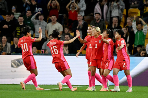 Selebrasi pemain Timnas Wanita Korea Selatan usai mencetak gol ke gawang Timnas Wanita Jerman pada pertandingan Grup H Piala Dunia Wanita 2023 di Stadion Sepak Bola Brisbane, Brisbane, Australia, Kamis (3/8/2023).  Foto: Dan Peled/REUTERS