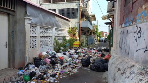 Tumpukan sampah menumpuk hingga menutupi gang di Jalan Sastrodipuran, Kota Yogyakarta, Kamis (3/8). Foto: Arfiansyah Panji Purnandaru/kumparan