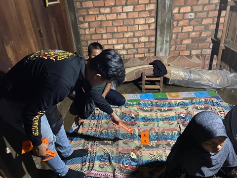 Polisi melakukan olah TKP di lokasi kejadian ibu bunuh anaknya di Pali. (ist)