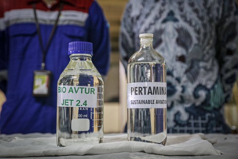 Pertamina Patra Niaga berkolaborasi dengan Kementerian ESDM, ITB, hingga BRIN untuk uji coba ground dan static test Sustainable Aviation Fuel (SAF) berupa bioavtur di pesawat Garuda Indonesia, Kamis (3/8/2023).  Foto: Pertamina Patra Niaga
