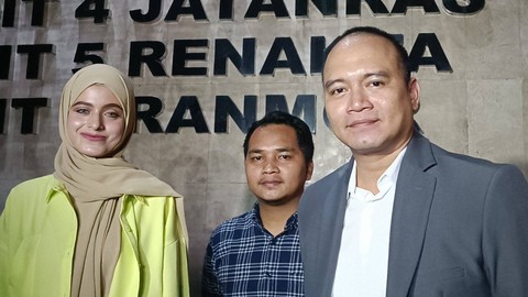 Mantan Istri Rizal Djibran, Sarah, dan pengacara usai jalani pemeriksaan kasus KDRT dan Kekerasan Seksual, Kamis (3/8/2023).  Foto: Giovanni/kumparan
