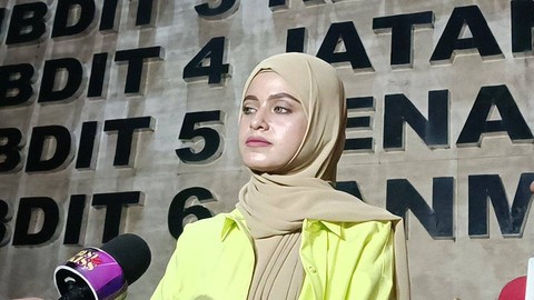 Mantan Istri Rizal Djibran, Sarah, dan pengacara usai jalani pemeriksaan kasus KDRT dan Kekerasan Seksual, Kamis (3/8/2023).  Foto: Giovanni/kumparan