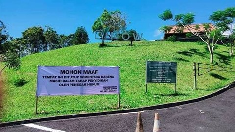 Spanduk pengumuman jika operasional Danau Linow Resort di Kota Tomohon, Sulawesi Utara, ditutup karena ada persoalan hukum.