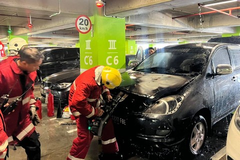 Mobil terbakar di parkiran lantai III Bandara Ngurah Rai. Foto: Polres Bandara Ngurah Rai