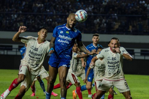 Pesepak bola Persib Bandung David Da Silva (kedua kiri) menyundul bola saat dihadang pesepak bola Bali United Yusef Dolah (kiri) dalam pertandingan lanjutan BRI Liga 1 di Stadion Gelora Bandung Lautan Api, Bandung, Jawa Barat, Kamis (3/8/2023). Foto: Novrian Arbi/ANTARA FOTO