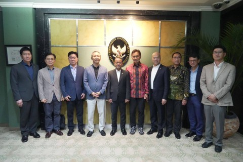 Pertemuan Menteri Investasi Bahlil Lahadalia dan CEO LG Energy Solution Young Soo Kwon, bersama Dubes Indonesia untuk Korea Selatan, dan sejumlah perusahaan BUMN  Kementerian Investasi, Jakarta, Kamis (3/8/2023). Dok Kementerian Investasi 