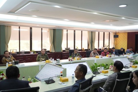 Pertemuan Menteri Investasi Bahlil Lahadalia dan CEO LG Energy Solution Young Soo Kwon, bersama Dubes Indonesia untuk Korea Selatan, dan sejumlah perusahaan BUMN  Kementerian Investasi, Jakarta, Kamis (3/8/2023). Dok Kementerian Investasi 