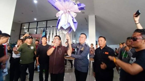 Anggota DPRD Sulut, Fabian Kaloh dan Melky J Pangemanan menerima warga yang menyampaikan aspirasi terkait dugaan pelecehan yang dilakukan terhadap Presiden Joko Widodo.