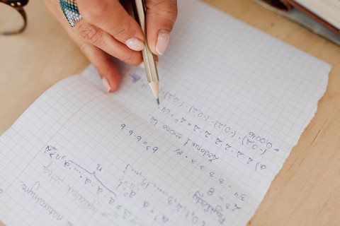 Ilustrasi contoh soal dimensi tiga beserta jawabannya. Sumber: pexels/karolina grabowska