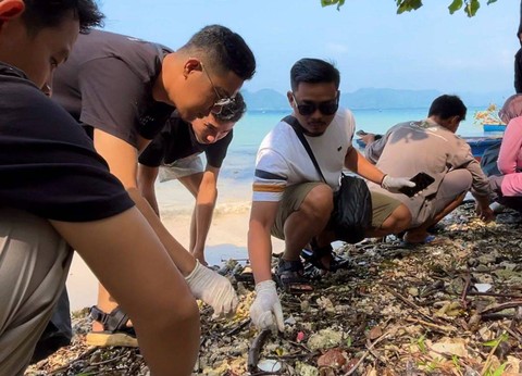 Beach Clean Up Pahawang, Jumat (4/8/2023) | Foto: Roza Hariqo/Lampung Geh