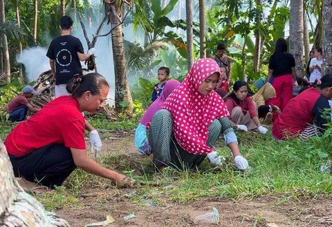 Beach Clean Up Pahawang, Jumat (4/8/2023) | Foto: Roza Hariqo/Lampung Geh