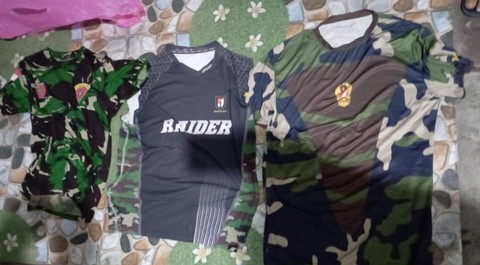 Sejumlah barang bukti milik Stanley pelaku penipuan, menipu istrinya dengan mengaku sebagai prajurit TNI berpangkat Sersan Kepala (Serka), bertugas di Satuan Raider Yonif 700 XIV Hasanuddin Makassar. Foto: Dok. Istimewa