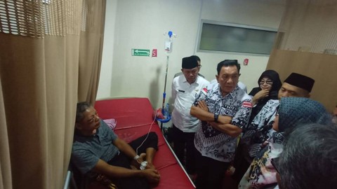 Ketua PGRI Provinsi Bengkulu, Dr Haryadi SPd MM MSi dan rekan saat menjenguk Zaharman di RS AR Bunda Kota Lubuklinggau, Sumatera Selatan. Foto: Dok. Istimewa