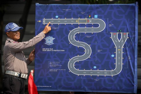 Materi praktik ujian SIM motor yang baru dalam pembuatan SIM motor di Satpas SIM Daan Mogot, Jakarta Barat, Jumat (4/8/2023). Foto: Jamal Ramadhan/kumparan