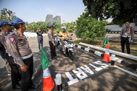 Peserta uji coba mengikuti uji coba praktik mengemudi dalam pembuatan SIM motor di Satpas SIM Daan Mogot, Jakarta Barat, Jumat (4/8/2023). Foto: Jamal Ramadhan/kumparan