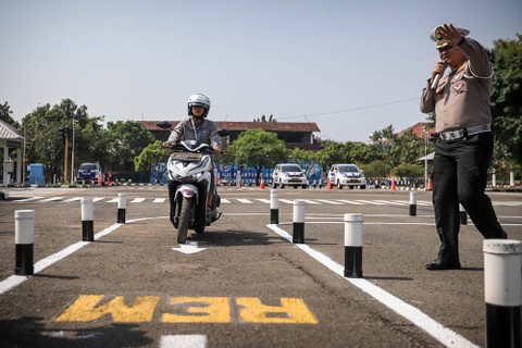 Peserta uji coba mengikuti uji coba praktik mengemudi dalam pembuatan SIM motor di Satpas SIM Daan Mogot, Jakarta Barat, Jumat (4/8/2023).   Foto: Jamal Ramadhan/kumparan