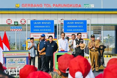 Presiden Joko Widodo (kedua kiri) didampingi Menteri BUMN Erick Thohir (keenam kiri), Menteri PUPR Basuki Hadimuljono (ketiga kiri) dan Gubernur Jawa Barat Ridwan Kamil (keempat kiri) tiba untuk meresmikan Jalan Tol Ciawi-Sukabumi. Foto: Laily Rachev/Biro Pers Sekretariat Presiden
