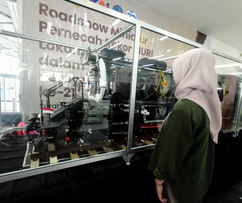 Miniatur Lokomotif Uap seri DD52 yang dipajang di stasiun Surabaya Gubeng. Foto-foto: Masruroh/Basra