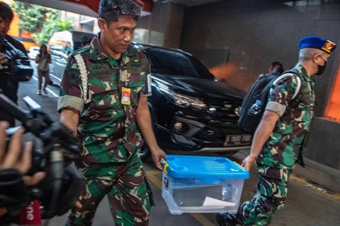 Prajurit Puspom TNI membawa sejumlah barang bukti hasil pengeledahan di kantor Basarnas, Jakarta, Jumat (4/8/2023). Foto: Muhammad Adimaja/ANTARA FOTO