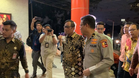 Menko Polhukam, Mahfud MD didampingi Kepala Rumah Sakit Polri, Brigjen Pol Hariyanto menjenguk Sultan Rifat Alfatih di RS Polri, Jumat (4/8).  Foto: Luthfi Humam/kumparan