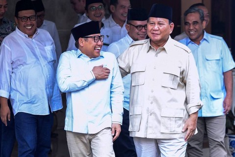 Ketua Umum Partai Gerindra Prabowo Subianto (kanan) berbincang dengan Ketua Umum Partai Kebangkitan Bangsa (PKB) Muhaimin Iskandar (kiri) usai menggelar pertemuan di kawasan Widya Chandra, Jakarta, Minggu (9/7/2023). Foto: Galih Pradipta/ANTARA FOTO