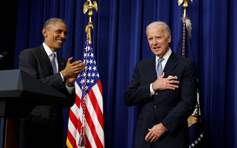 Barack Obama dan Joe Biden Foto: Reuters/Kevin Lamarque