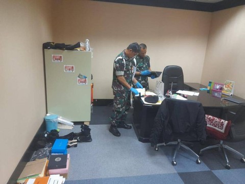 22 Penyidik Puspom TNI dan 8 KPK Geledah Kantor Basarnas Foto: Puspom TNI