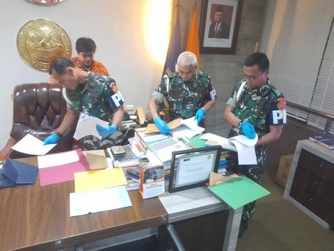 22 Penyidik Puspom TNI dan 8 KPK Geledah Kantor Basarnas Foto: Puspom TNI