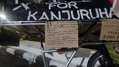 Miftahudin Ramli alias Midun mengayuh sepeda Malang-Jakarta demi mencari keadilan bagi korban Tragedi Kanjuruhan. Foto: Farusma Okta Verdian/kumparan