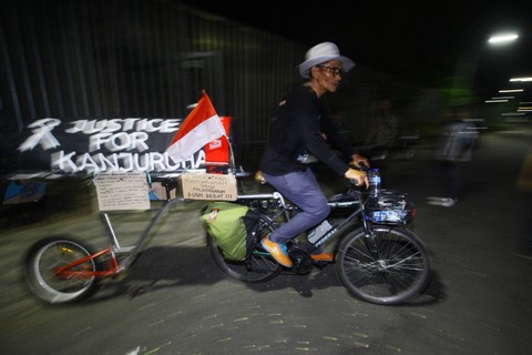 Suporter Arema Miftahuddin Ramly dengan sepeda berhias keranda mayat melakukan ekspedisi Lintas Stadion Jalur Pantura Malang-Jakarta hingga 17 Agustus 2023 tersebut untuk menggugah solidaritas dan kerukunan antarsuporter sepak bola di Indonesia. Foto: ANTARA FOTO/Moch Asim