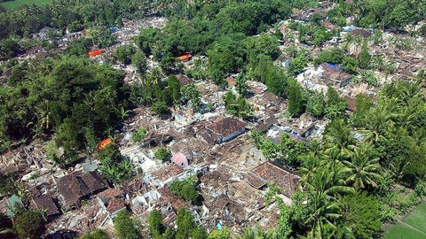 Foto udara menunjukkan daerah yang rusak parah akibat gempa di kecamatan Bambanglipuro Bantul, Yogyakarta, pada 2006 lalu.