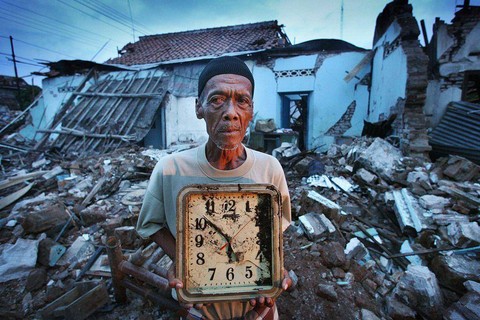 Ratusan ribu bangunan rusak akibat gempa berkekuatan magnitudo 6,4 di Yogyakarta pada 2006, yang dipicu aktivitas Sesar Opak.
