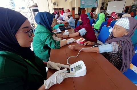Pemeriksaan kesehatan secara gratis oleh mahasiswa KKN Unusa bagi warga desa Banjaran, Kecamatan Driyorejo, Gresik. Foto-foto: Masruroh/Basra