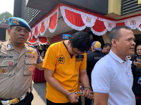 Altafasalya Ardnika Basya alias AAB (23) pelaku pembunuhan Muhammad Naufal Zidan mahasiswa Sastra Rusia UI di Polres Depok, Sabtu (5/8). Foto: Luthfi Humam/kumparan