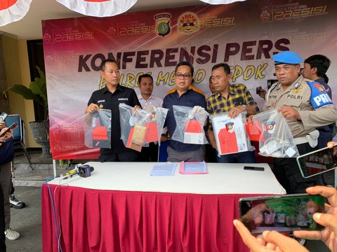 Wakil Kepala Satreskrim Polres Depok AKP Nirwan Pohang (tengah) menunjukkan barang bukti yang digunakan pelaku pembunuhan Muhammad Naufal Zidan, mahasiswa Sastra Rusia UI di Polres Depok, Sabtu (5/8). Foto: Luthfi Humam/kumparan