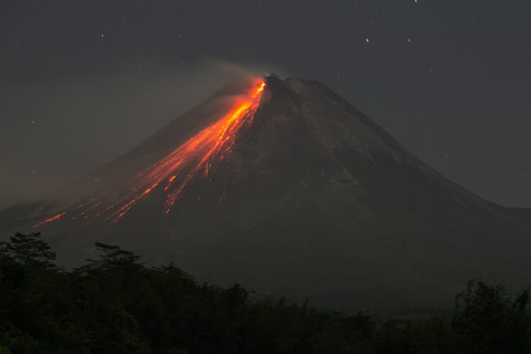 Sebagai ilustrasi: Luncuran lava pijar Gunung Merapi. Foto: ANTARA FOTO/Hendra Nurdiyansyah