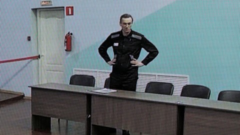 Politisi oposisi Rusia Alexei Navalny muncul di layar melalui tautan video sebelum sidang eksternal Pengadilan Kota Moskow dalam kasus pidana terhadapnya atas berbagai tuduhan, termasuk pembentukan organisasi ekstremis. Foto: Evgenia Novozhenina/Reuters